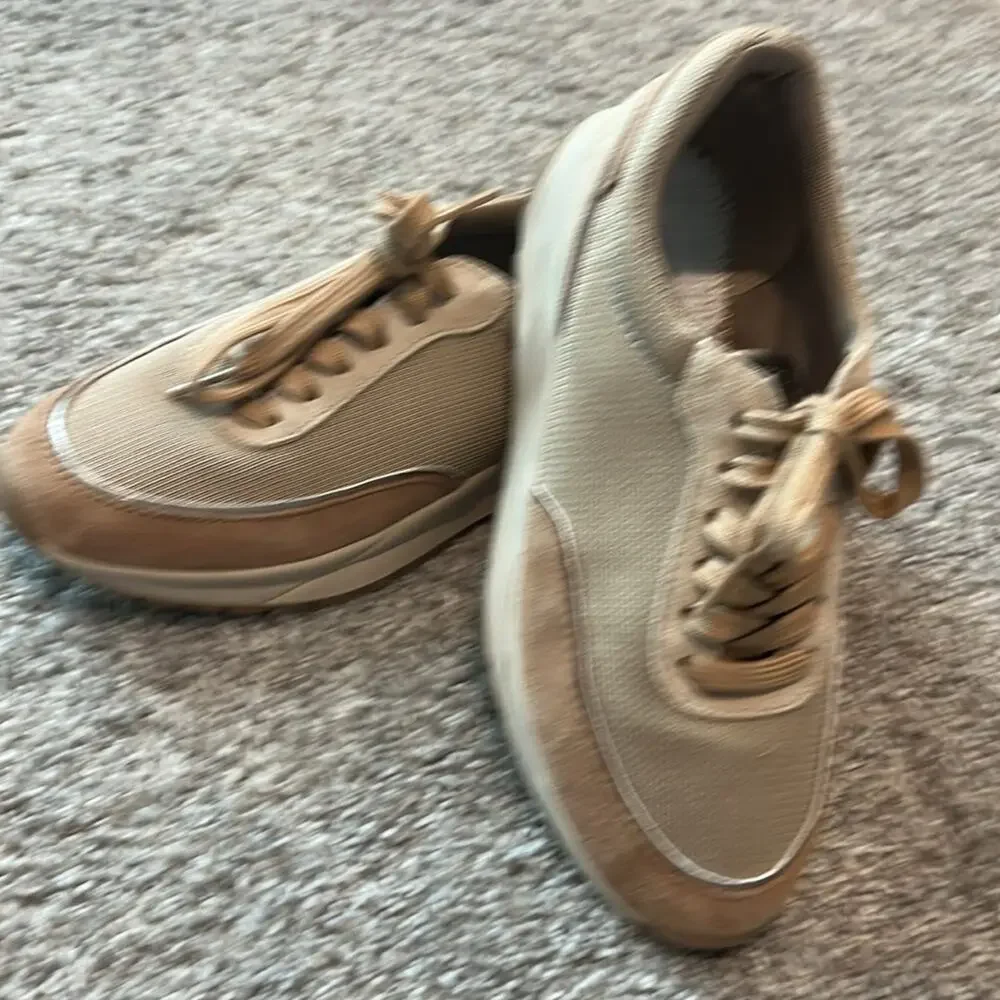 New Naturalizer Sarina beige tennis shoes sneakers Size 5‎ Gold -insole missing.